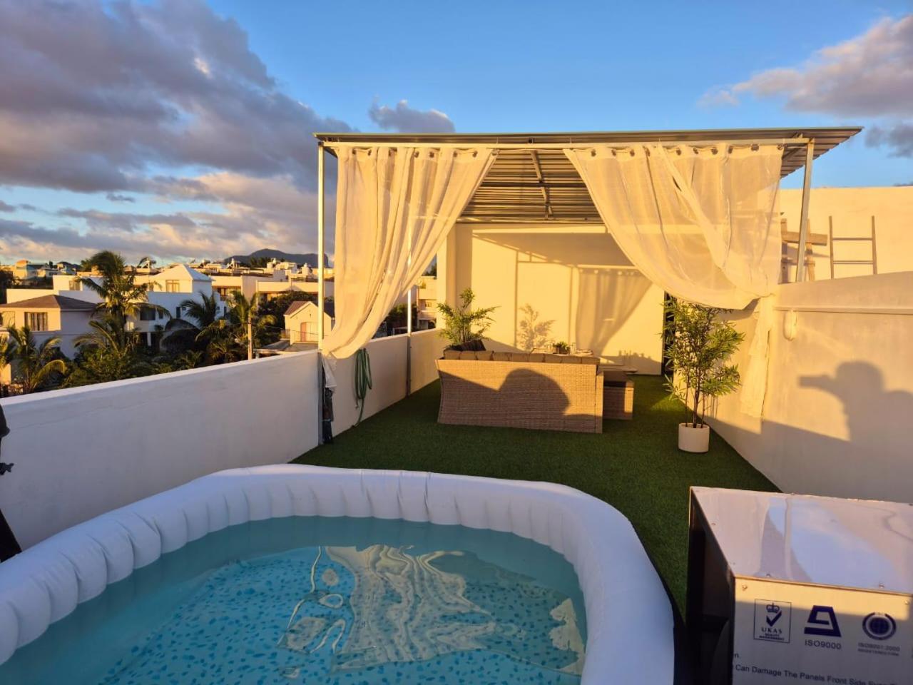 Skyview Apartment- Rooftop Penthouse With Sunset & Sea Views Flic-en-Flacq Extérieur photo