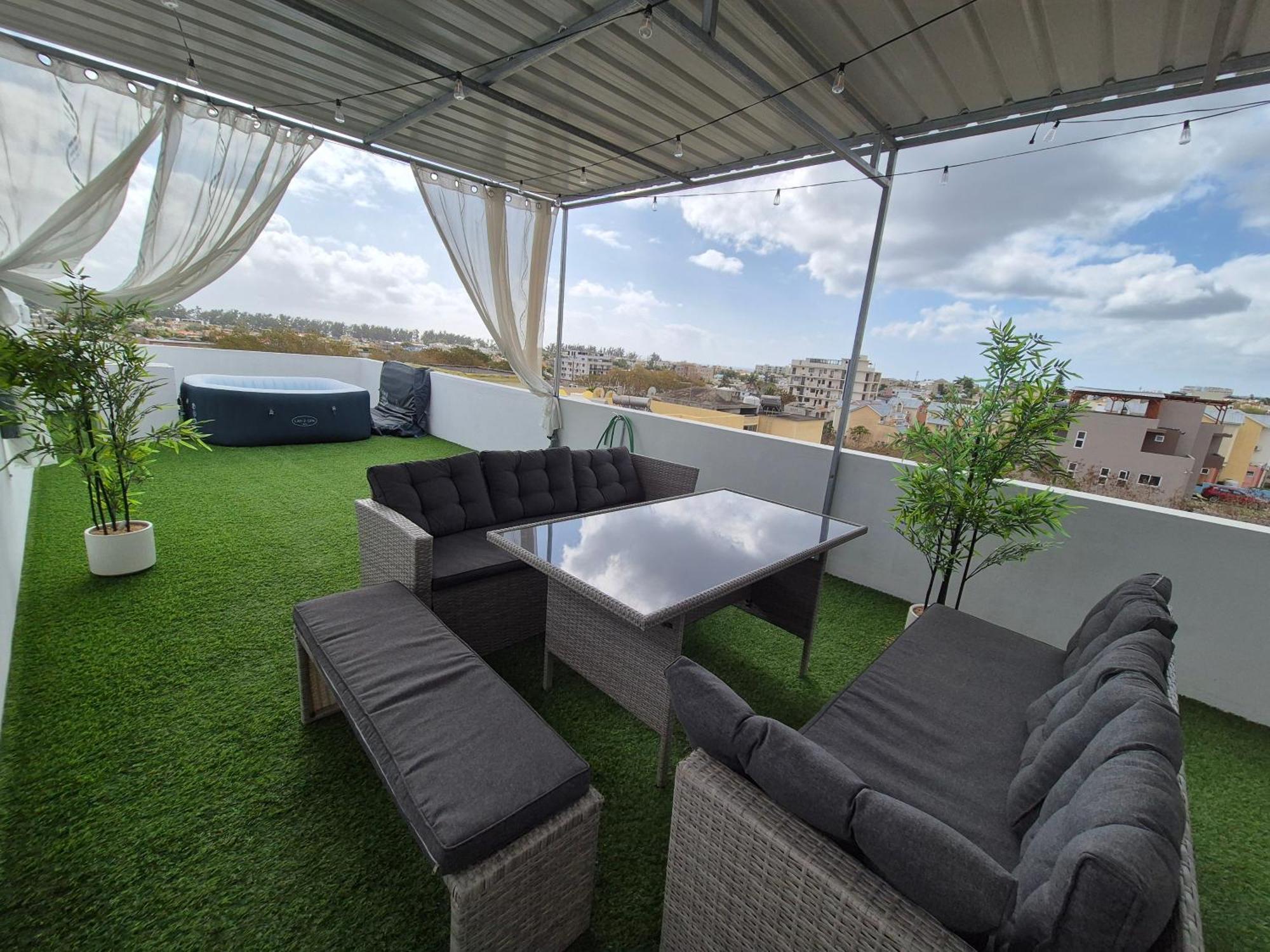 Skyview Apartment- Rooftop Penthouse With Sunset & Sea Views Flic-en-Flacq Extérieur photo